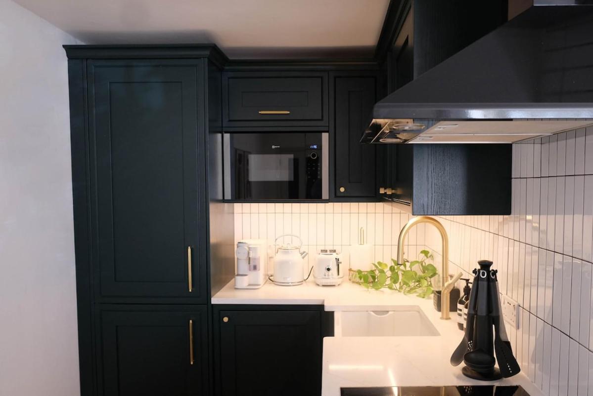 Lux & Stylish 2-bed Flat In West Kensington Londra
